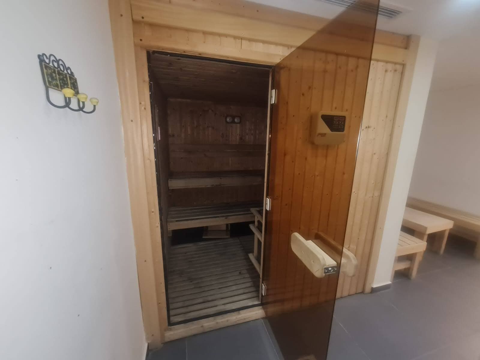 דירת 3 חדרי שינה וסלון יוקרתית במתחם גולף רזידנס עם בריכה, סאונה וחדר כושר — תמונה 19