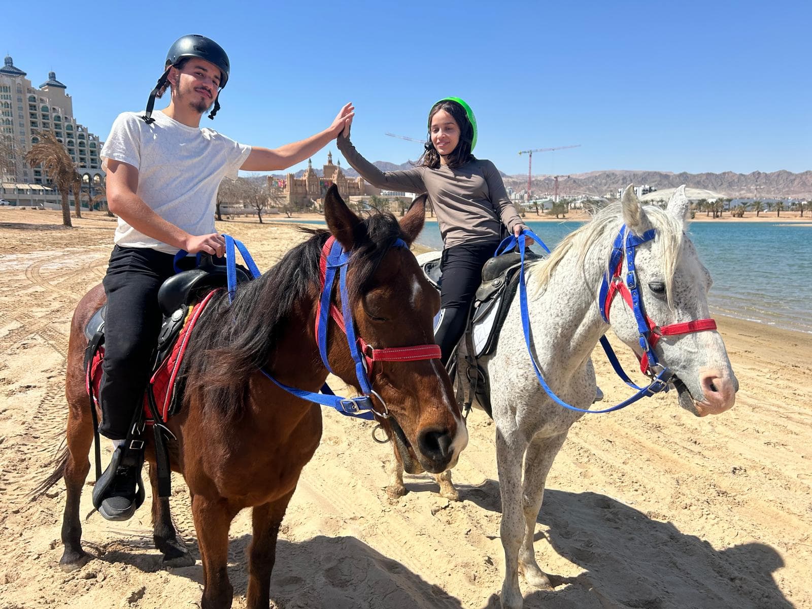 רכיבה זוגית רומנטית בשקיעה על קו הים (4)